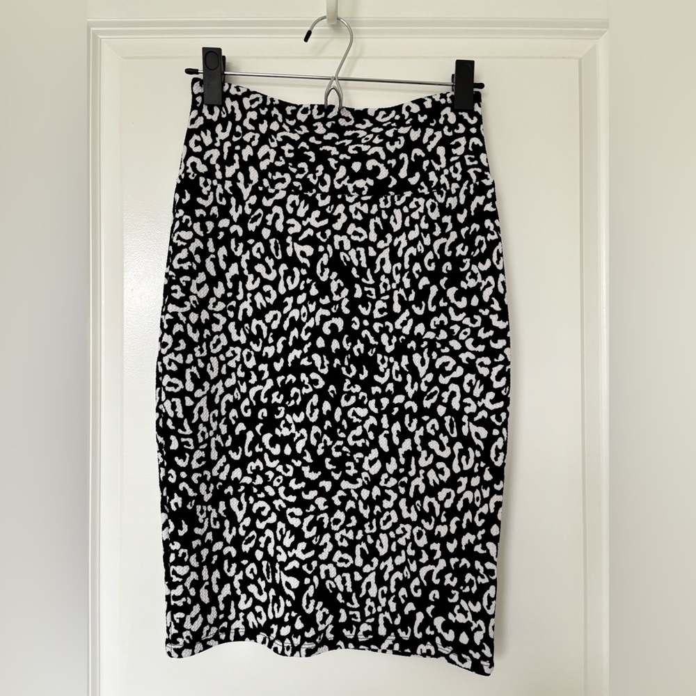 LuLaRoe Cassie pencil skirt size XS black and white leopard print